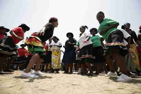 zanu-pf-women's-league-members-sing-dance-440nw-7969105d